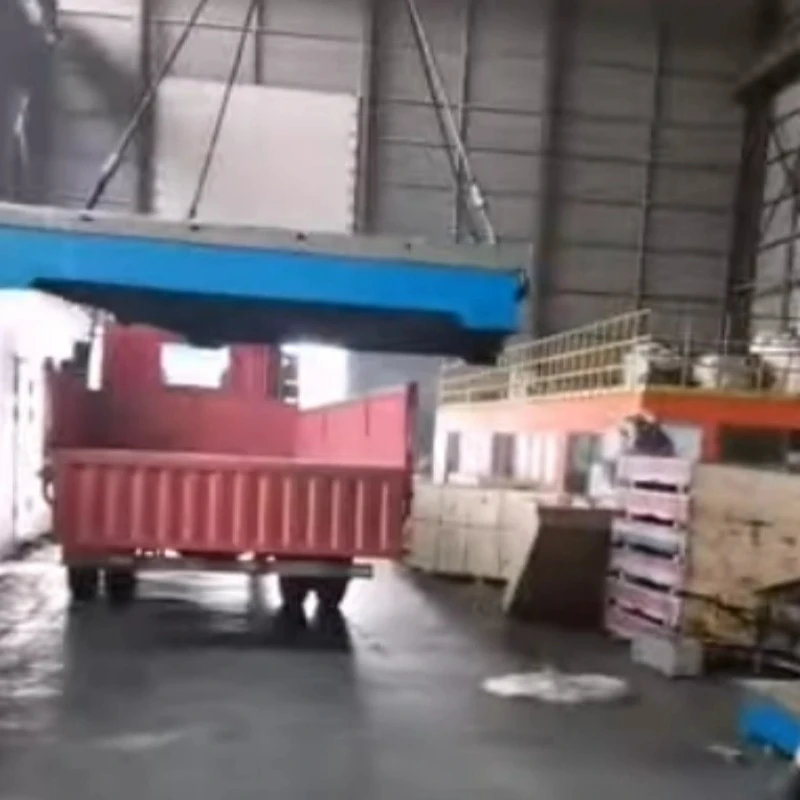 Het gietijzeren inspectieplatform wordt op het voertuig geladen voor verzending