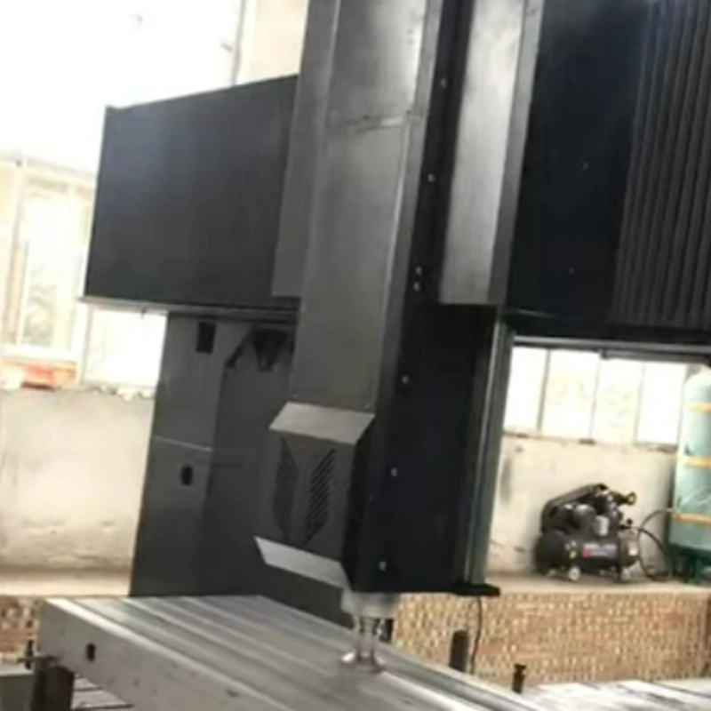 Het T -slotplatform bevindt zich onder CNC Computer Numerical Control -bewerking